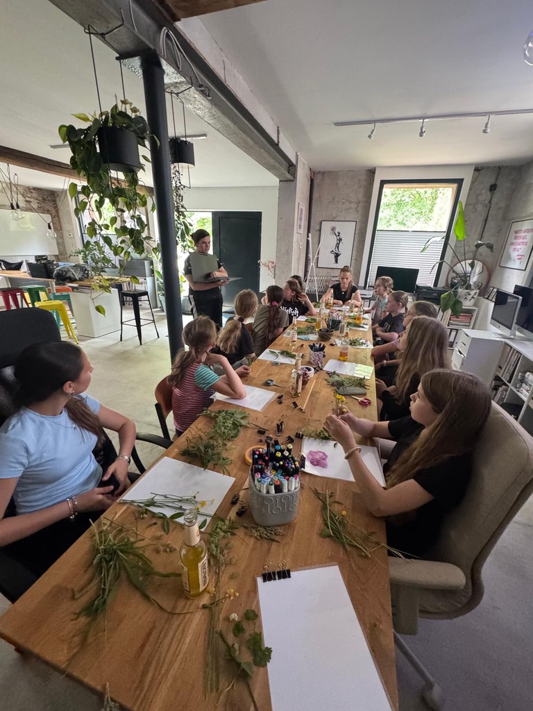 Gruppe am langen Tisch beim Malen