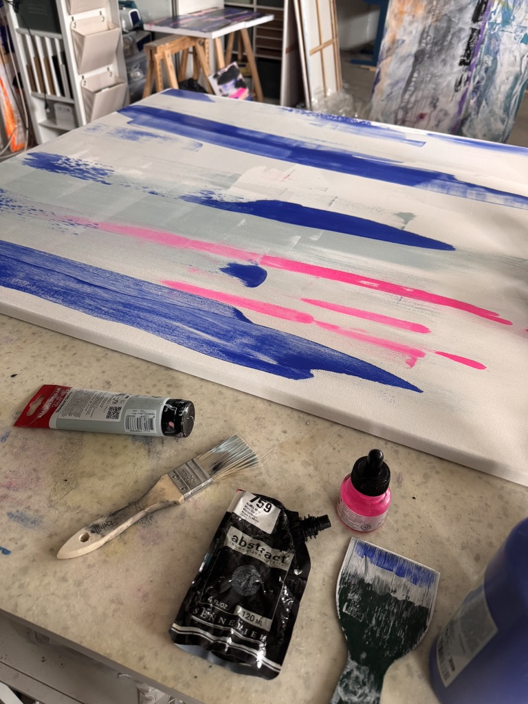 Abstrakte Pinselstriche in Rosa und Blau