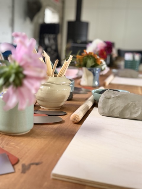Töpfern am Tisch mit Blumen