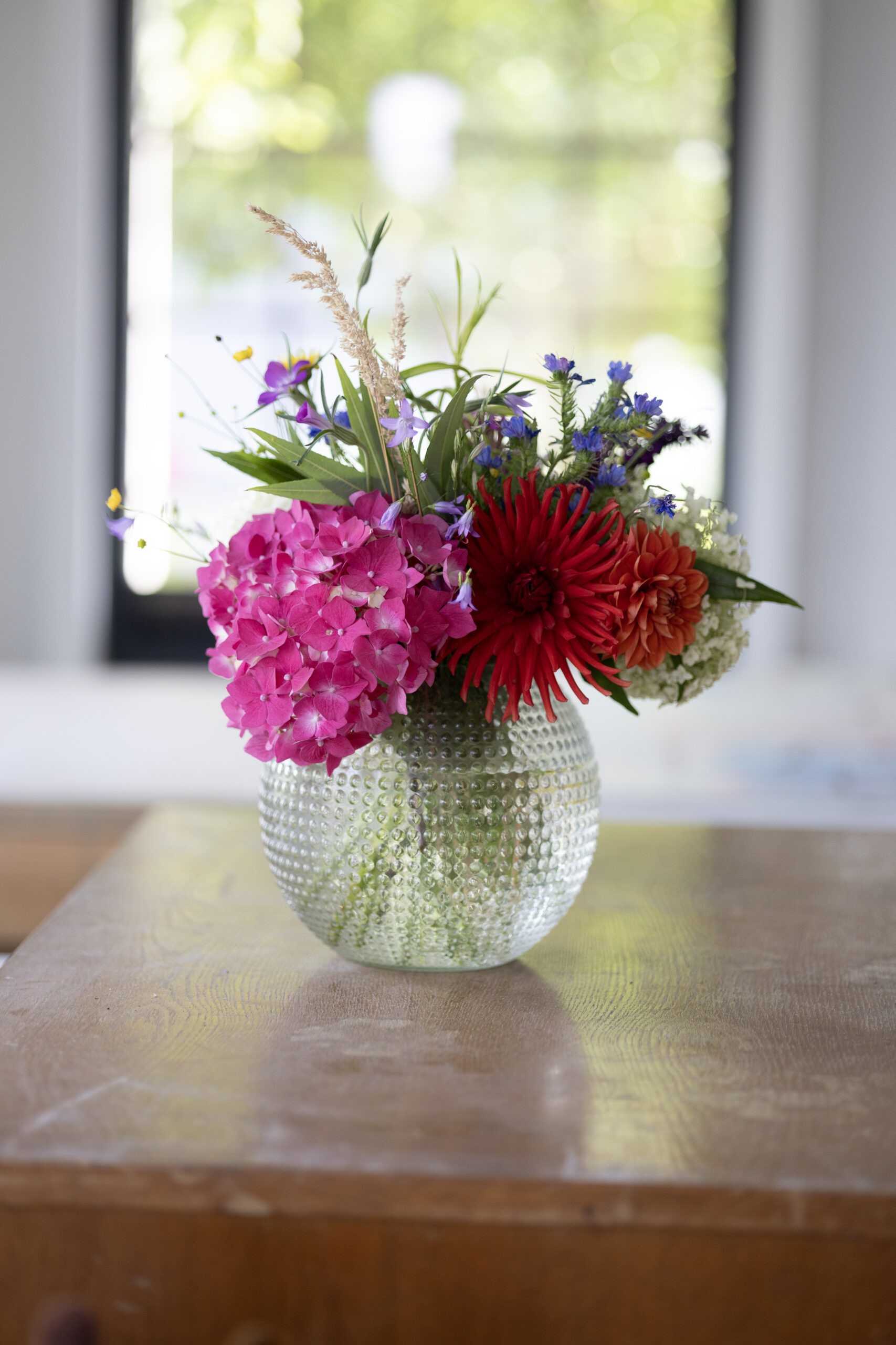 Blumenstrauß auf dem Holztisch